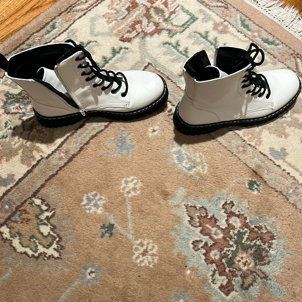 Sincerely Jules - Size 10M - excellent condition